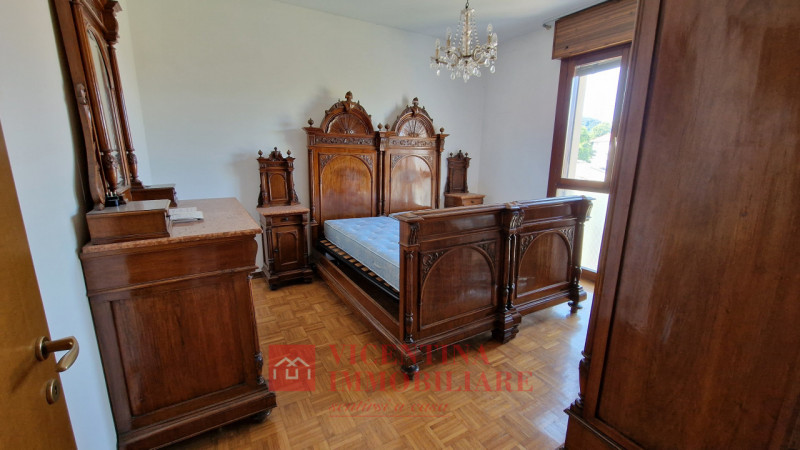 ALTAVILLA VICENTINA: Situato nel cuore pulsante di Altavilla Vicentina, questo spazioso appartame...