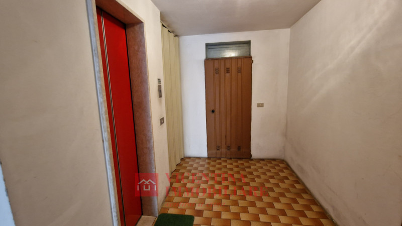 ALTAVILLA VICENTINA: Situato nel cuore pulsante di Altavilla Vicentina, questo spazioso appartame...