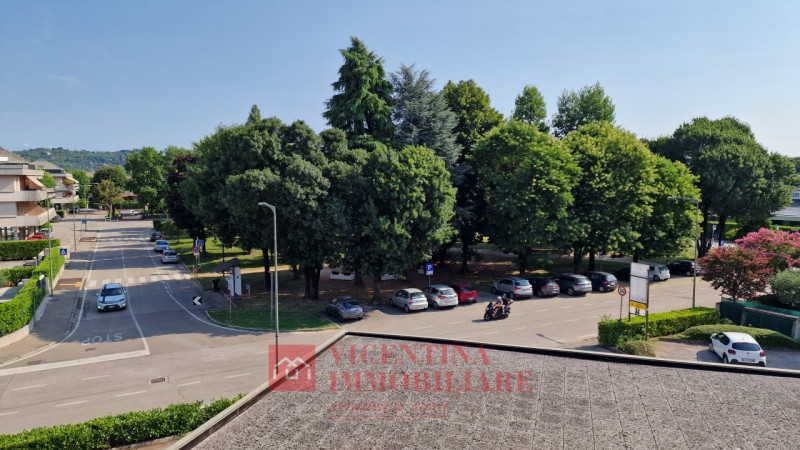 ALTAVILLA VICENTINA: Situato nel cuore pulsante di Altavilla Vicentina, questo spazioso appartame...