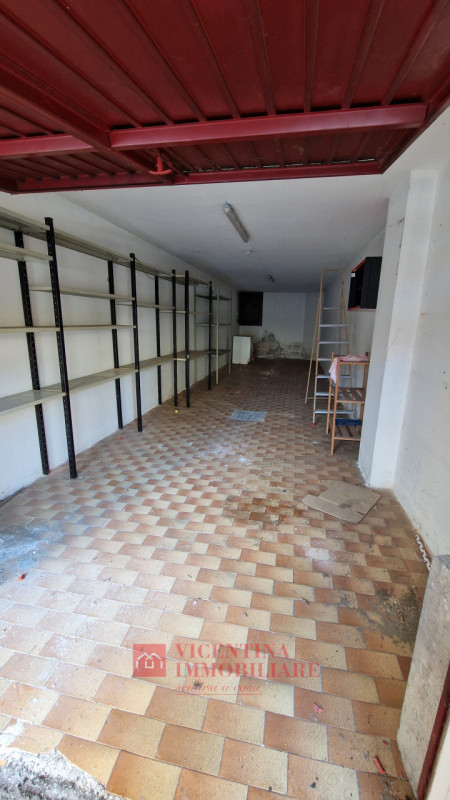 ALTAVILLA VICENTINA: Situato nel cuore pulsante di Altavilla Vicentina, questo spazioso appartame...