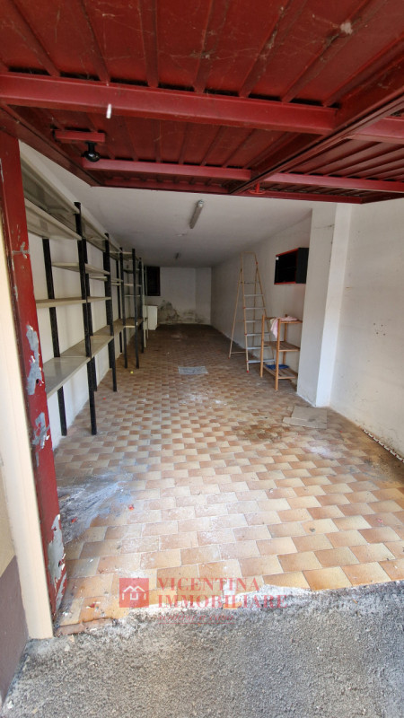 ALTAVILLA VICENTINA: Situato nel cuore pulsante di Altavilla Vicentina, questo spazioso appartame...