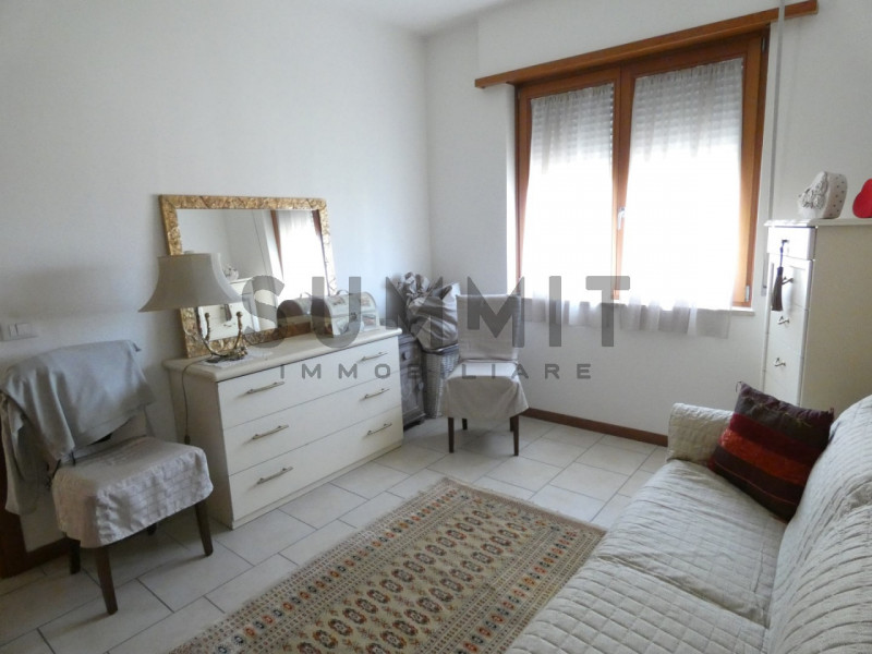 SANTORSO: in zona molto ricercata e tranquilla TRICAMERE non arredato al primo piano con terrazzo...