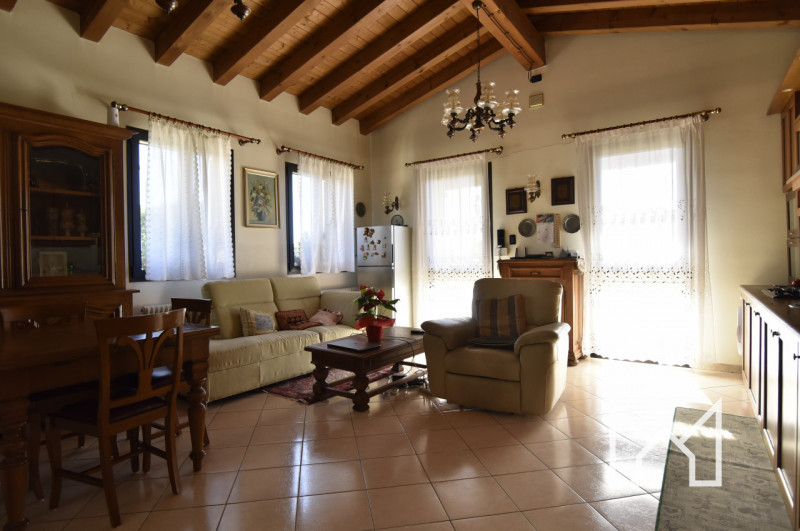 BASSANO DEL GRAPPA - In zona centro studi proponiamo abitazione indipendente disposta su due live...