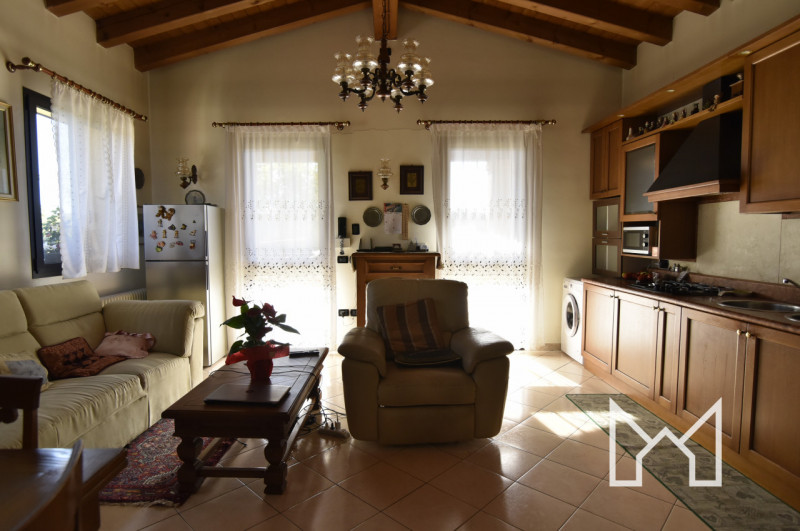 BASSANO DEL GRAPPA - In zona centro studi proponiamo abitazione indipendente disposta su due live...