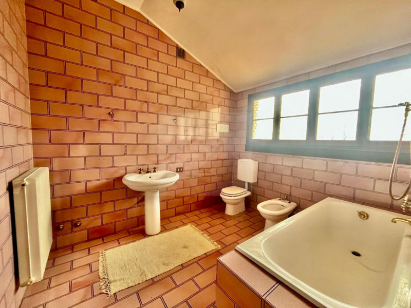 ABANO TERME – ZONA CENTRALE 

PORZIONE DI BIFAMILIARE CON 4 CAMERE 

In posizione tranquilla e co...