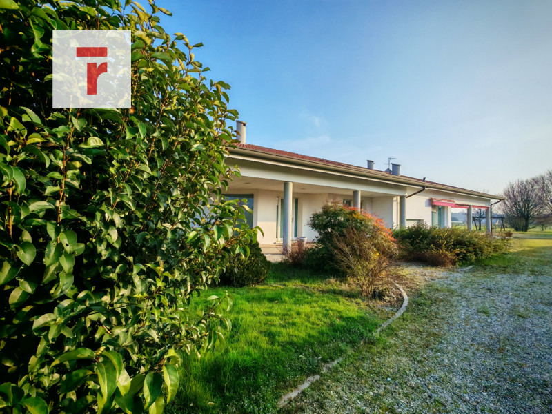 Benvenuti in questa residenza di prestigio che rappresenta un perfetto equilibrio tra lusso conte...