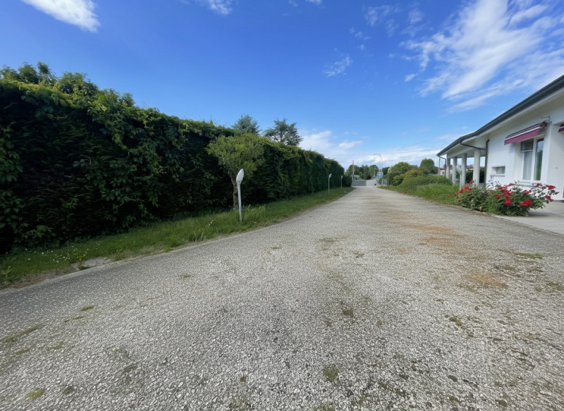 Benvenuti in questa straordinaria dimora che incarna l'essenza del lusso e della modernità. Situa...