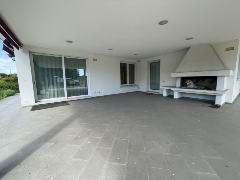 Benvenuti in questa straordinaria dimora che incarna l'essenza del lusso e della modernità. Situa...