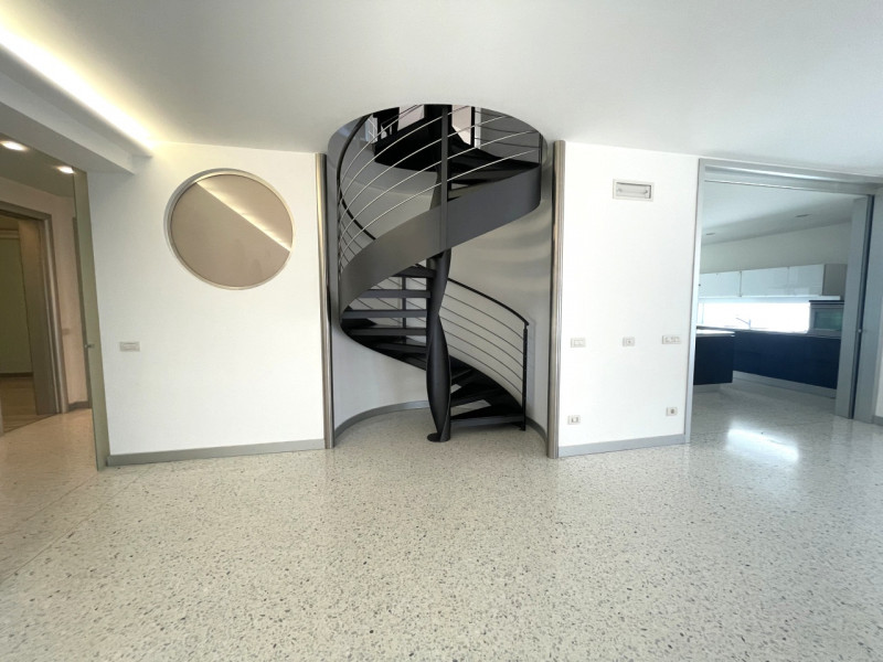 Benvenuti in questa straordinaria dimora che incarna l'essenza del lusso e della modernità. Situa...