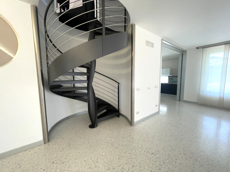 Benvenuti in questa straordinaria dimora che incarna l'essenza del lusso e della modernità. Situa...