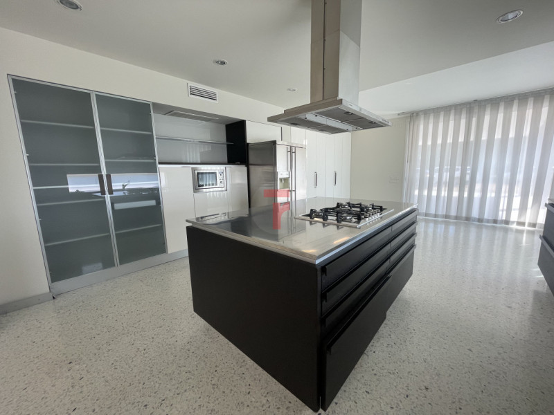 Benvenuti in questa residenza di prestigio che rappresenta un perfetto equilibrio tra lusso conte...