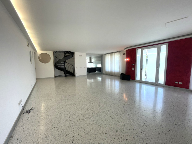 Benvenuti in questa straordinaria dimora che incarna l'essenza del lusso e della modernità. Situa...