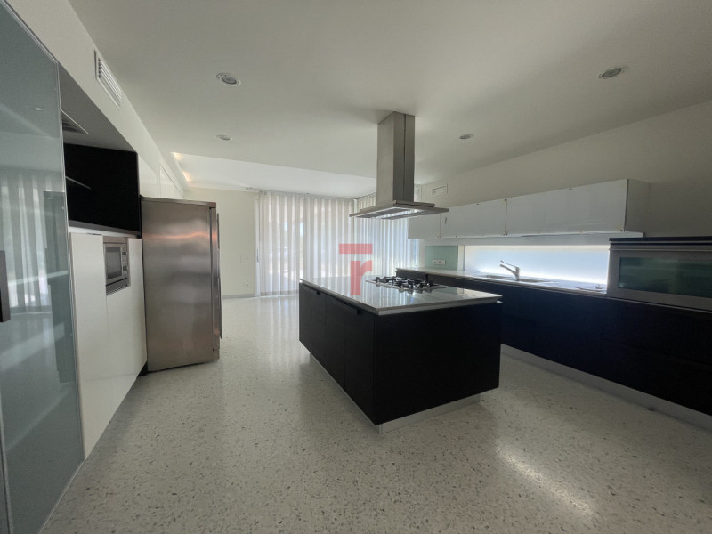 Benvenuti in questa residenza di prestigio che rappresenta un perfetto equilibrio tra lusso conte...