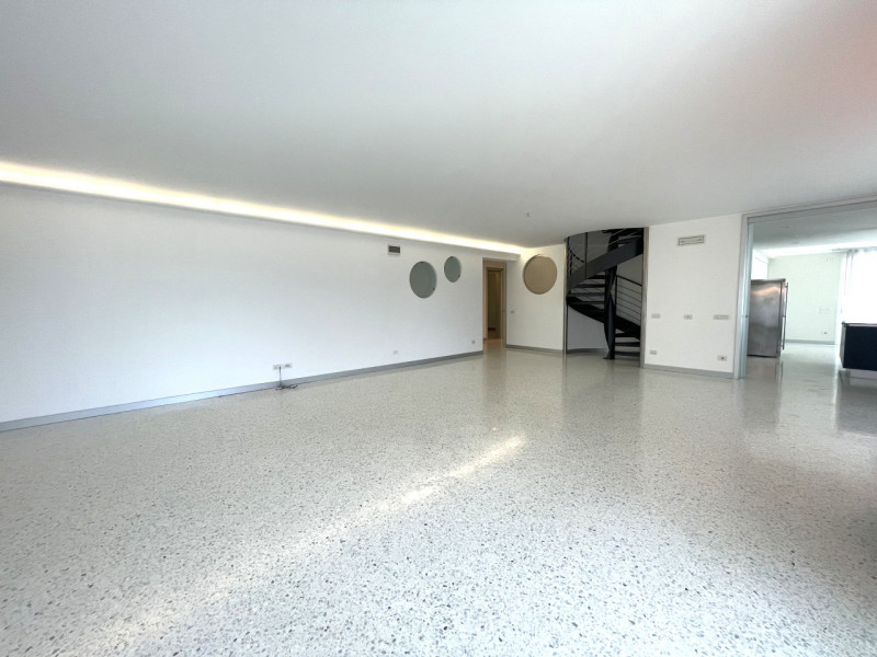 Benvenuti in questa straordinaria dimora che incarna l'essenza del lusso e della modernità. Situa...