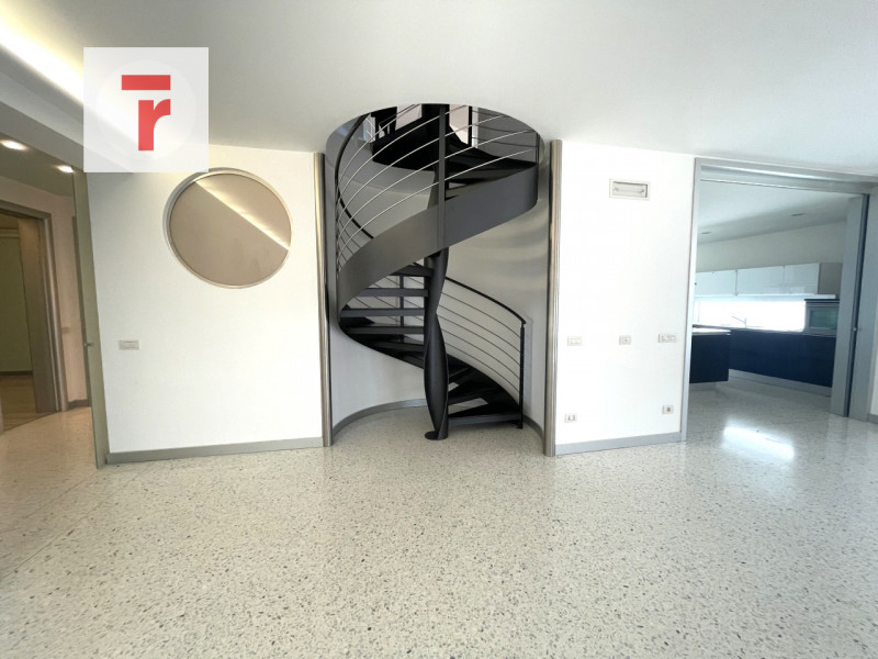 Benvenuti in questa residenza di prestigio che rappresenta un perfetto equilibrio tra lusso conte...