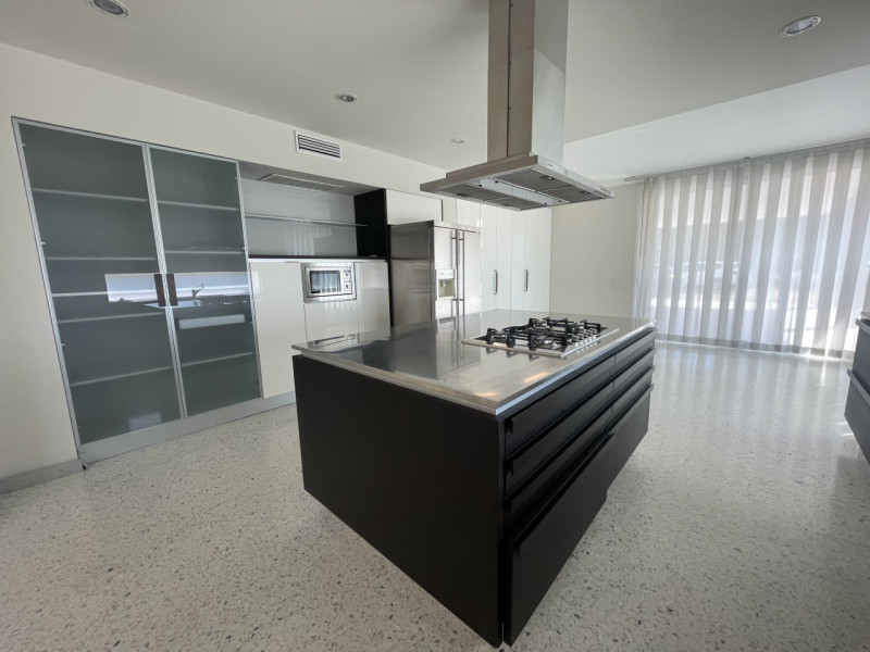 Benvenuti in questa straordinaria dimora che incarna l'essenza del lusso e della modernità. Situa...