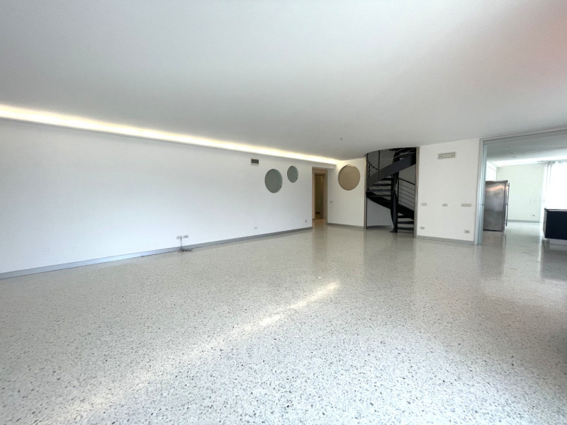 Benvenuti in questa straordinaria dimora che incarna l'essenza del lusso e della modernità. Situa...