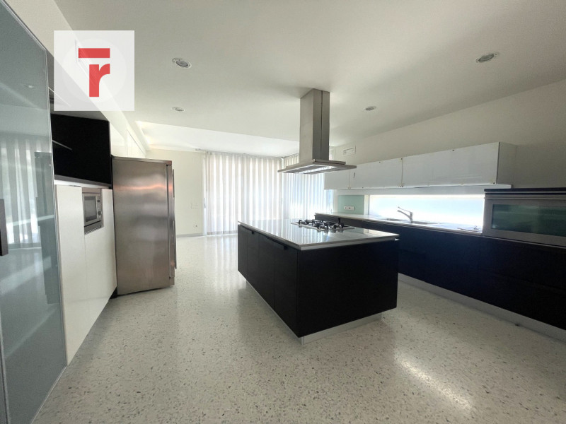 Benvenuti in questa residenza di prestigio che rappresenta un perfetto equilibrio tra lusso conte...