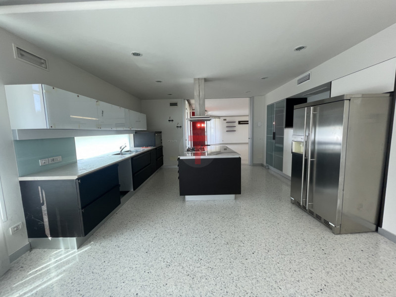 Benvenuti in questa residenza di prestigio che rappresenta un perfetto equilibrio tra lusso conte...