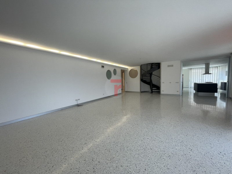 Benvenuti in questa residenza di prestigio che rappresenta un perfetto equilibrio tra lusso conte...