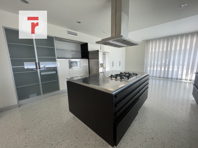 Benvenuti in questa residenza di prestigio che rappresenta un perfetto equilibrio tra lusso conte...