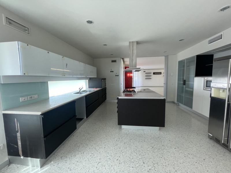 Benvenuti in questa straordinaria dimora che incarna l'essenza del lusso e della modernità. Situa...