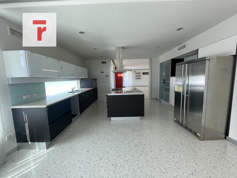 Benvenuti in questa residenza di prestigio che rappresenta un perfetto equilibrio tra lusso conte...