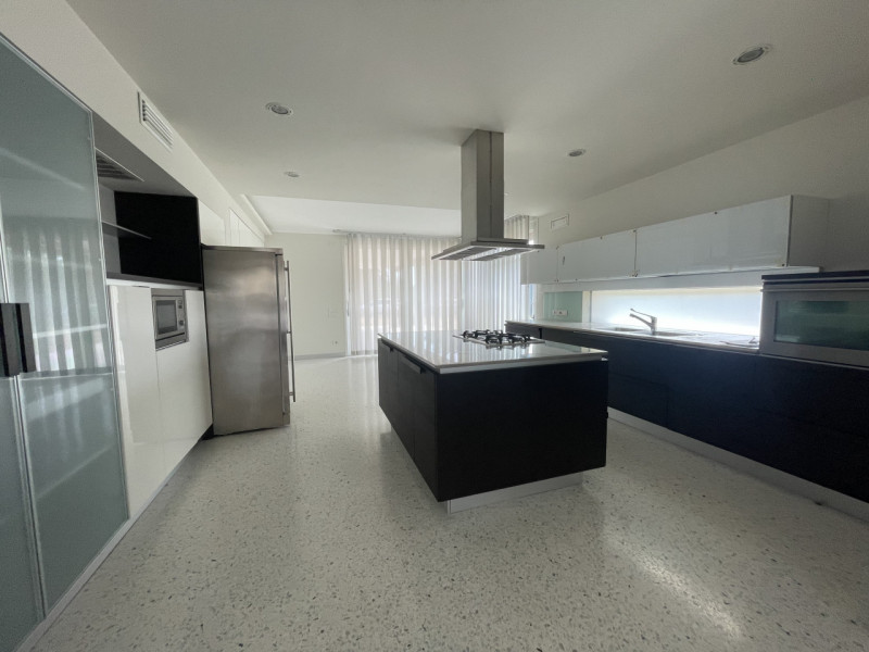 Benvenuti in questa straordinaria dimora che incarna l'essenza del lusso e della modernità. Situa...