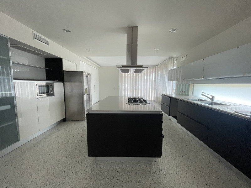 Benvenuti in questa straordinaria dimora che incarna l'essenza del lusso e della modernità. Situa...