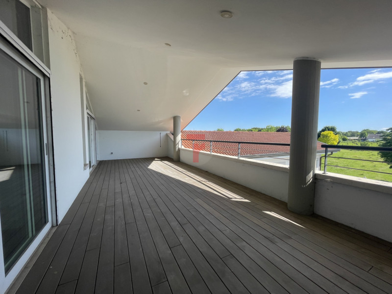 Benvenuti in questa residenza di prestigio che rappresenta un perfetto equilibrio tra lusso conte...