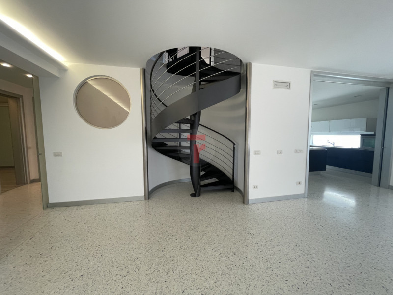 Benvenuti in questa residenza di prestigio che rappresenta un perfetto equilibrio tra lusso conte...