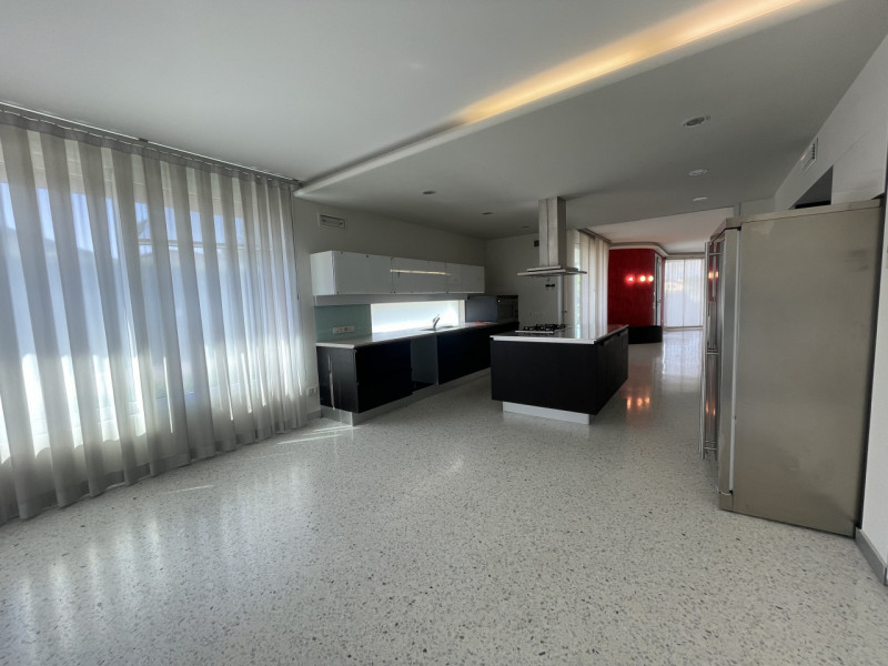 Benvenuti in questa straordinaria dimora che incarna l'essenza del lusso e della modernità. Situa...