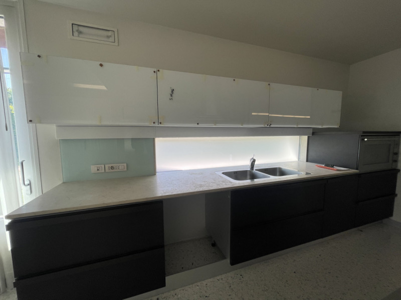 Benvenuti in questa straordinaria dimora che incarna l'essenza del lusso e della modernità. Situa...