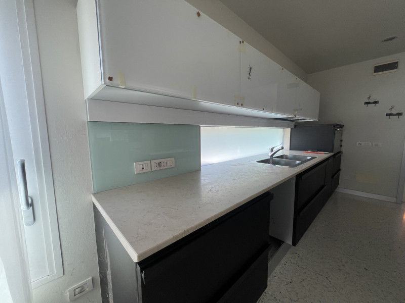 Benvenuti in questa straordinaria dimora che incarna l'essenza del lusso e della modernità. Situa...