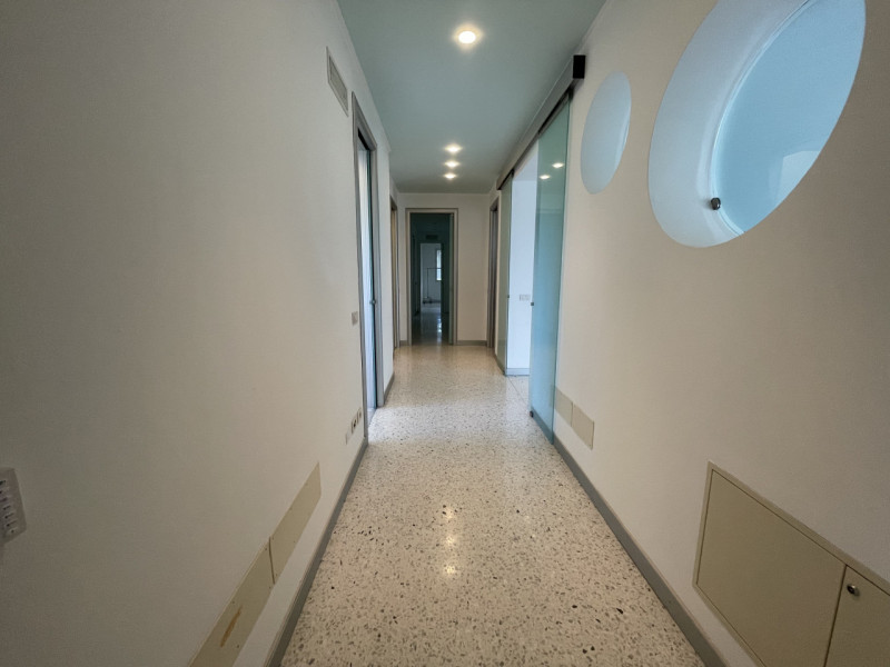 Benvenuti in questa straordinaria dimora che incarna l'essenza del lusso e della modernità. Situa...