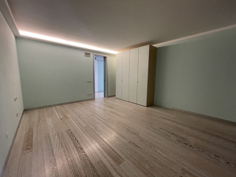 Benvenuti in questa straordinaria dimora che incarna l'essenza del lusso e della modernità. Situa...