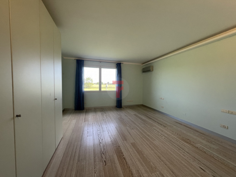 Benvenuti in questa residenza di prestigio che rappresenta un perfetto equilibrio tra lusso conte...