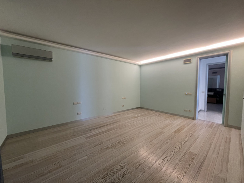 Benvenuti in questa straordinaria dimora che incarna l'essenza del lusso e della modernità. Situa...