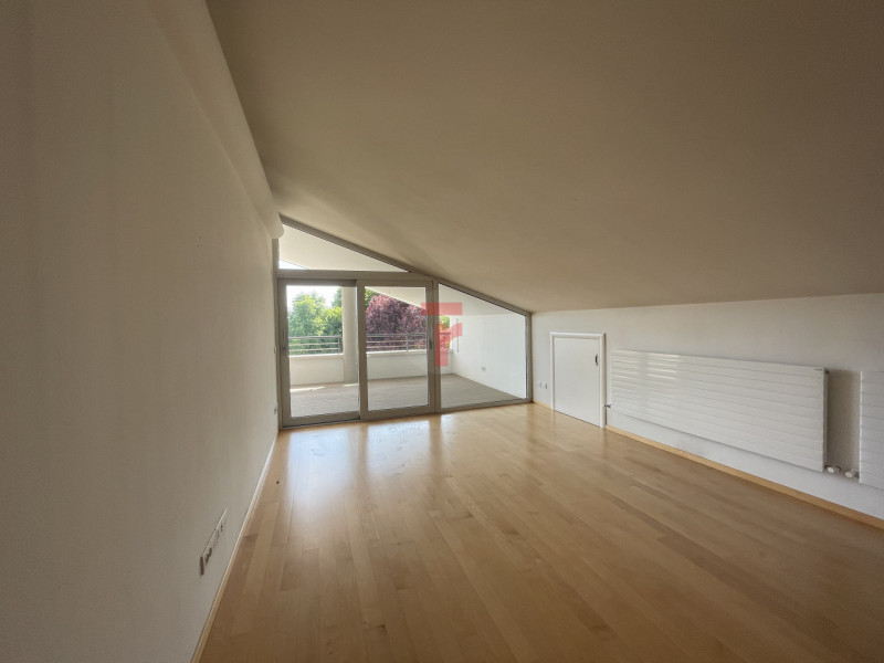 Benvenuti in questa residenza di prestigio che rappresenta un perfetto equilibrio tra lusso conte...