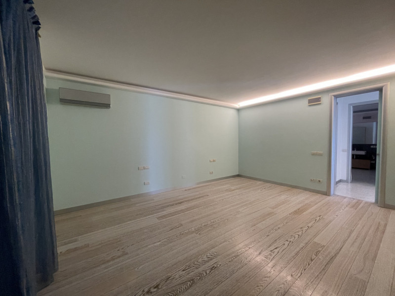 Benvenuti in questa straordinaria dimora che incarna l'essenza del lusso e della modernità. Situa...