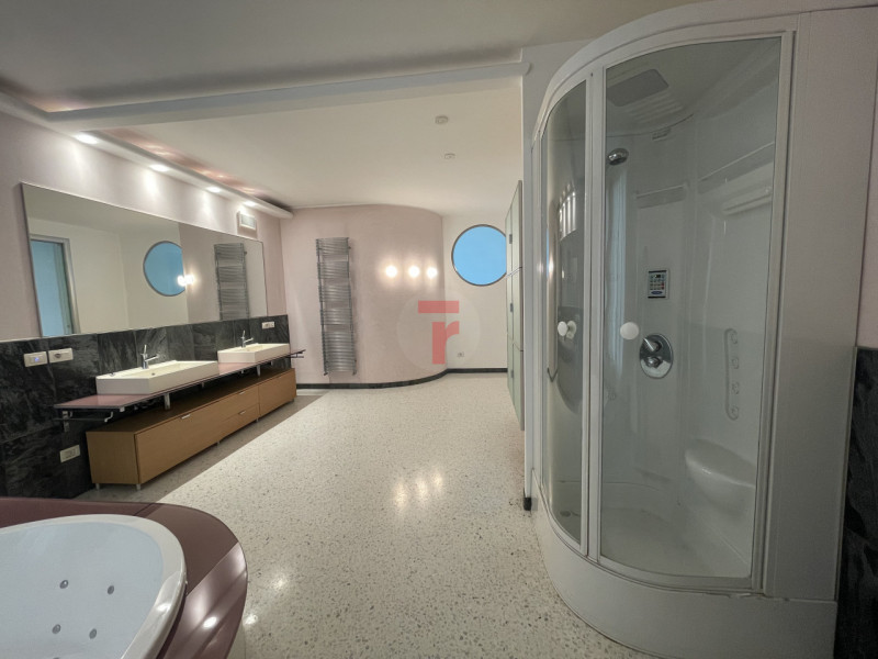 Benvenuti in questa residenza di prestigio che rappresenta un perfetto equilibrio tra lusso conte...