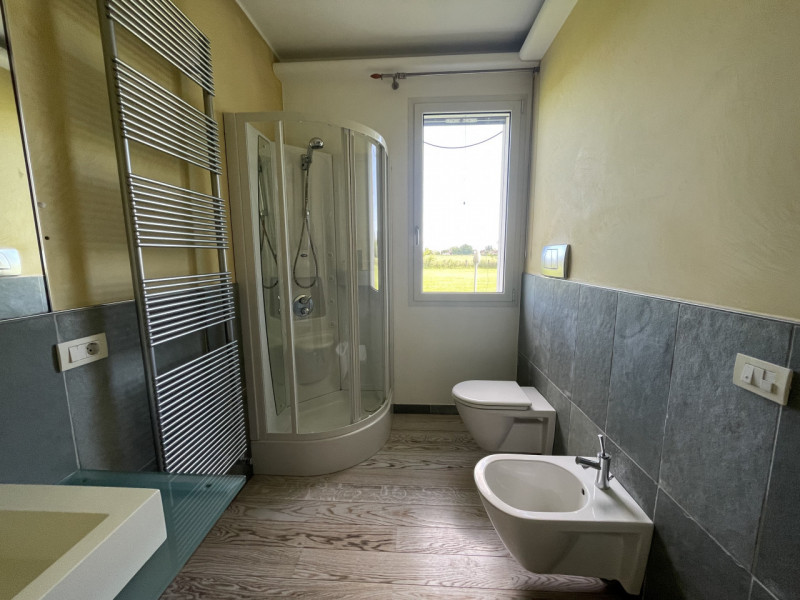 Benvenuti in questa straordinaria dimora che incarna l'essenza del lusso e della modernità. Situa...