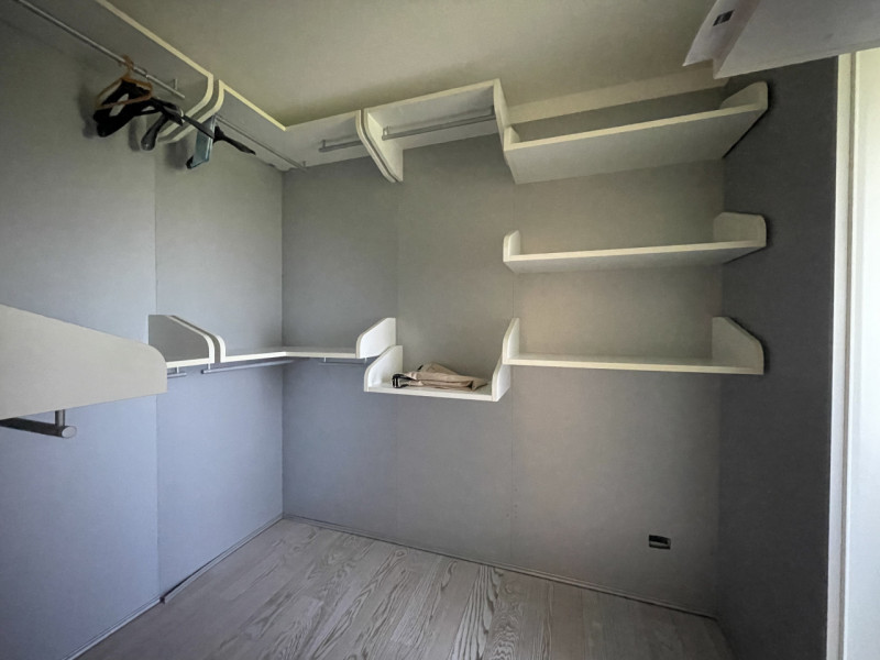 Benvenuti in questa straordinaria dimora che incarna l'essenza del lusso e della modernità. Situa...