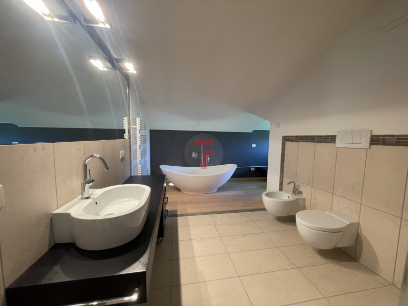 Benvenuti in questa residenza di prestigio che rappresenta un perfetto equilibrio tra lusso conte...