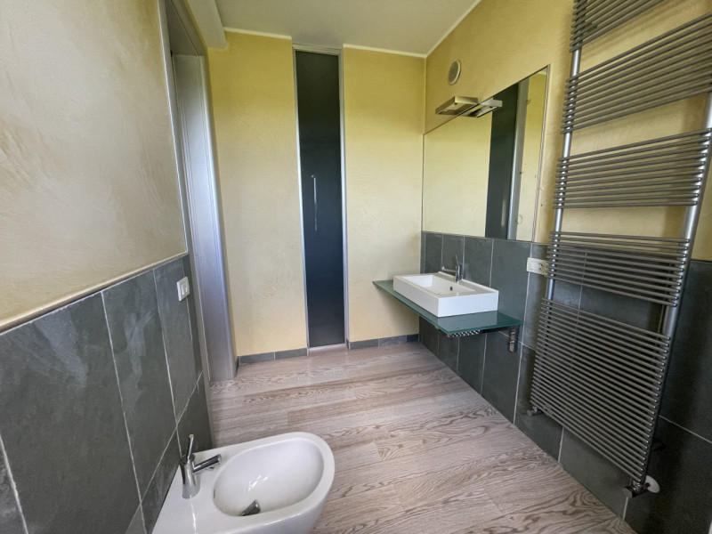 Benvenuti in questa straordinaria dimora che incarna l'essenza del lusso e della modernità. Situa...