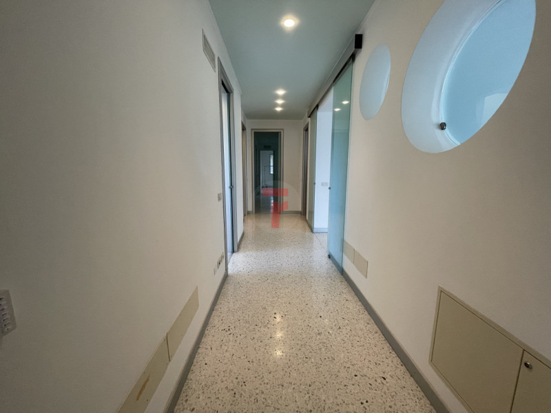 Benvenuti in questa residenza di prestigio che rappresenta un perfetto equilibrio tra lusso conte...