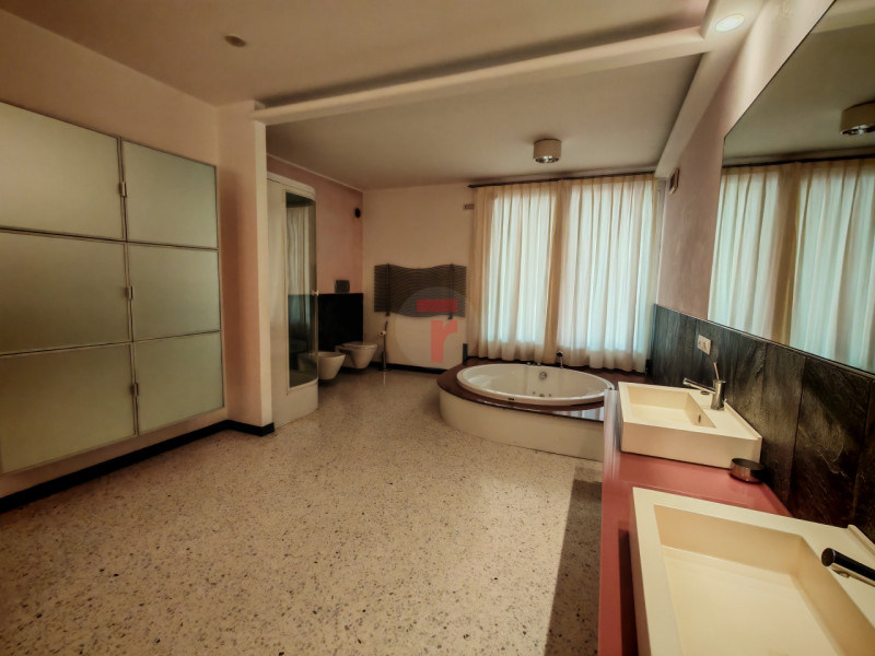 Benvenuti in questa residenza di prestigio che rappresenta un perfetto equilibrio tra lusso conte...