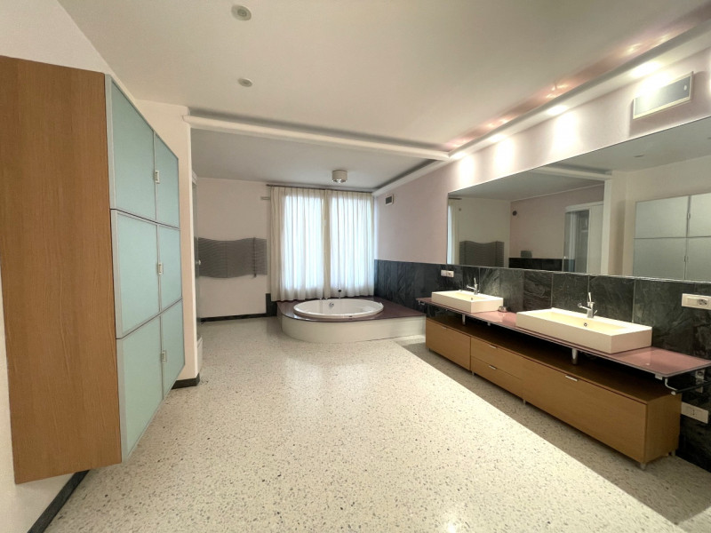 Benvenuti in questa straordinaria dimora che incarna l'essenza del lusso e della modernità. Situa...