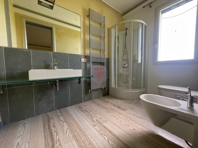 Benvenuti in questa residenza di prestigio che rappresenta un perfetto equilibrio tra lusso conte...