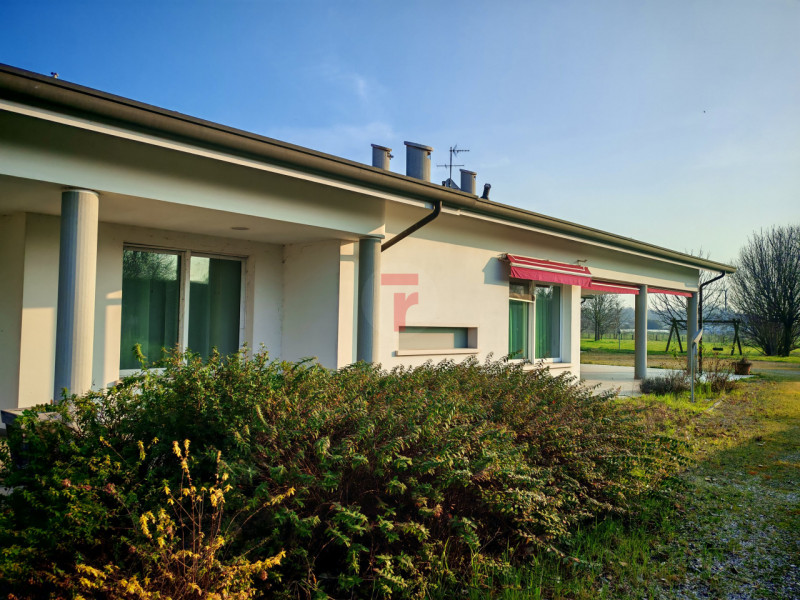 Benvenuti in questa residenza di prestigio che rappresenta un perfetto equilibrio tra lusso conte...